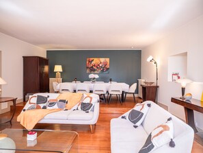 TV, lareira, pebolim, mesa de pingue-pongue