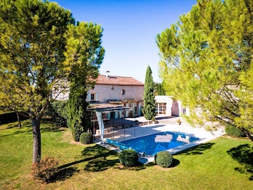 Extérieurs : Grand parc (4000m2) - Barbecue + Plancha - Salon de jardin + transats - Piscine chauffée (début juin à fin septembre).