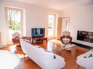 TV, lareira, pebolim, mesa de pingue-pongue