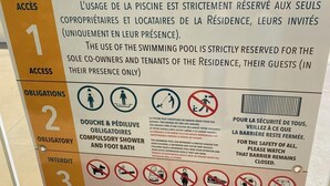 A sign detailing internal rules for swimming pool access, including reserved use for residents and guests, mandatory shower and foot bath, and prohibited activities like diving and running. - "Le Paloma" swimming-pool-clim-parking (La Ciotat)