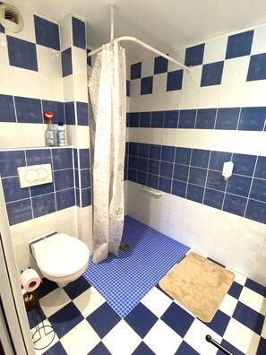 Hårføner, håndklær og toalettpapir