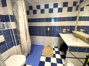 Hair dryer, towels, toilet paper - "Le Paloma" swimming-pool-clim-parking (La Ciotat)