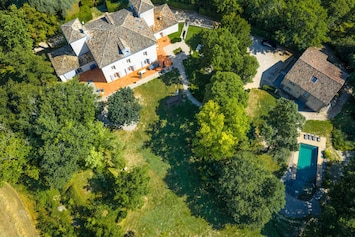 Villa Fézembat avec piscine naturelle et grand parc arboré