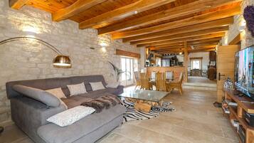 Télévision, cheminée