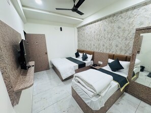 Deluxe Triple Room | Free WiFi - Hotel shiv palace (Dwarka)