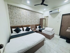 Deluxe Triple Room | Free WiFi - Hotel shiv palace (Dwarka)