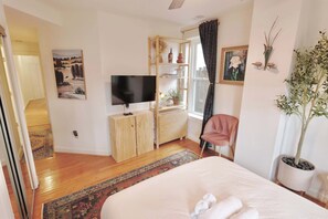 2 bedrooms, desk, iron/ironing board, WiFi