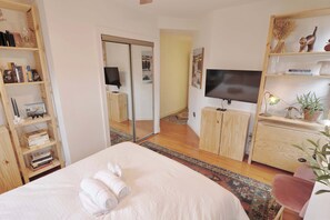 2 bedrooms, desk, iron/ironing board, WiFi