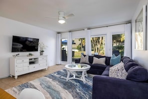 Villa, Mehrere Betten, Terrasse, eingeschränkter Meerblick (332 Captain John Fripp Villa) | Wohnbereich | 42-Zoll-Flachbildfernseher mit Digitalempfang