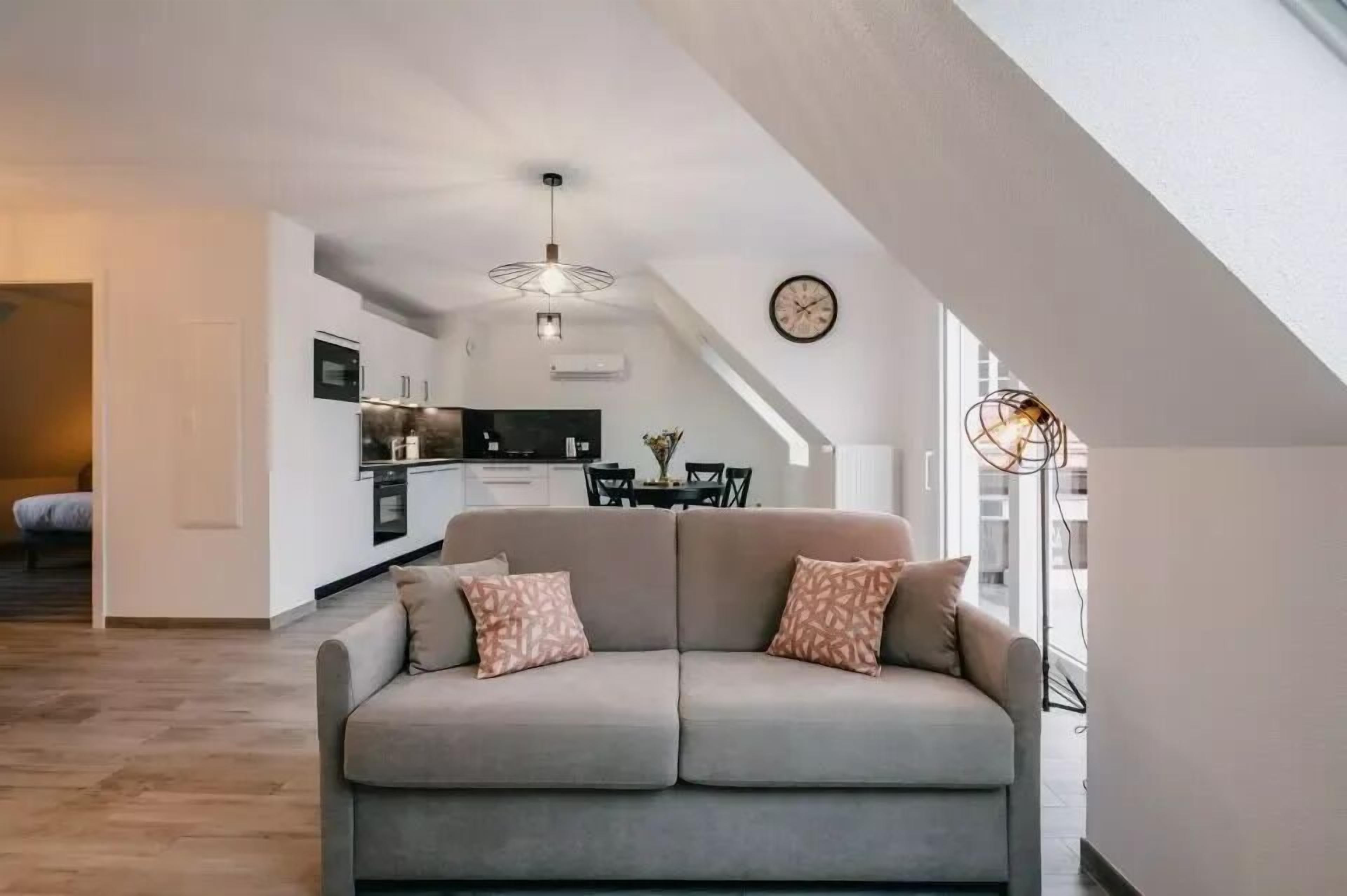 Appartement Classique, balcon | Coin séjour | Télévision