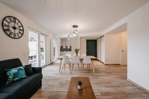 Deluxe Apartment, Balcony | Dining room - Résidence Les Charmes (Boofzheim)
