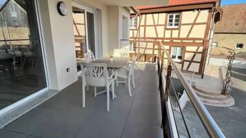 Deluxe-huoneisto, parveke | Parveke