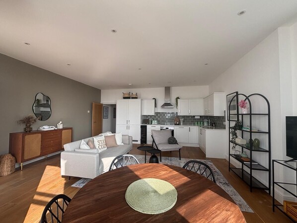 프리미엄 아파트, 침실 2개, 파티오, 해변 전망 | 거실 공간