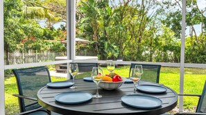 Outdoor dining - SoSo Coastal Retreat – Walk to Intracoastal & Downtown (West Palm Beach)