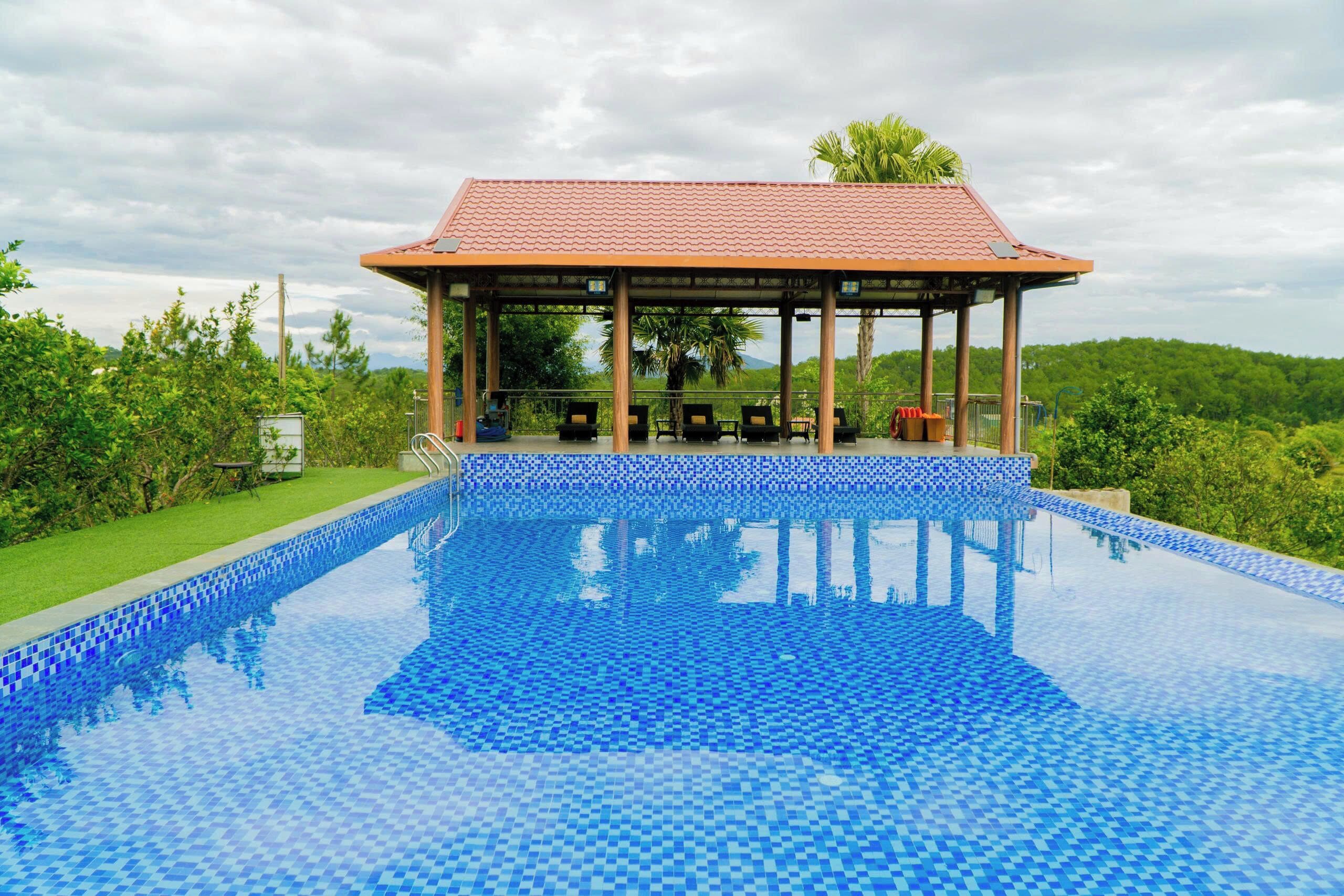 Una piscina al aire libre