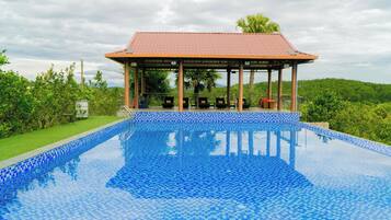 Una piscina al aire libre