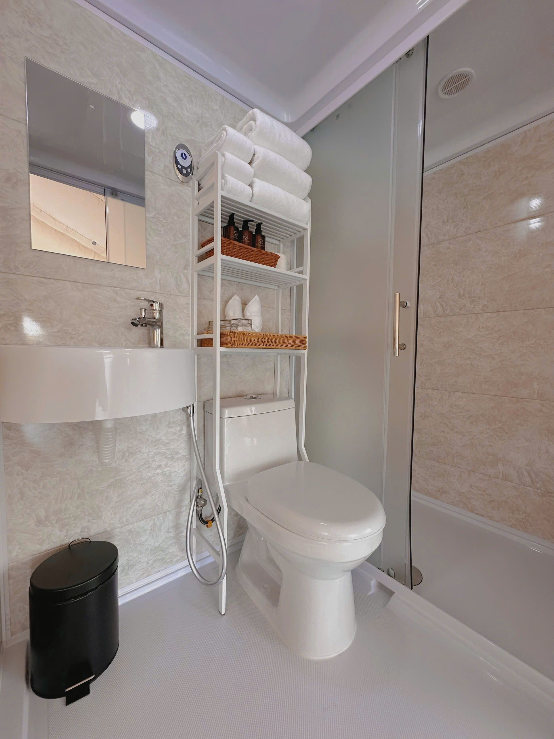 Shower, hair dryer, bathrobes, slippers