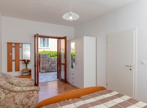 13 bedrooms, free WiFi