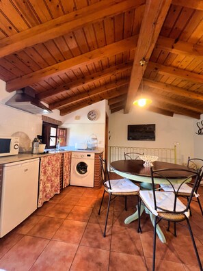 Geladeira, micro-ondas, cooktop, cafeteira/chaleira
