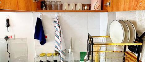 Réfrigérateur, micro-ondes, four, bouilloire électrique