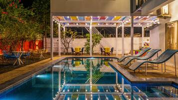 Una piscina al aire libre
