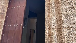 Un edificio in pietra con una porta di legno e una targa con il numero 22.