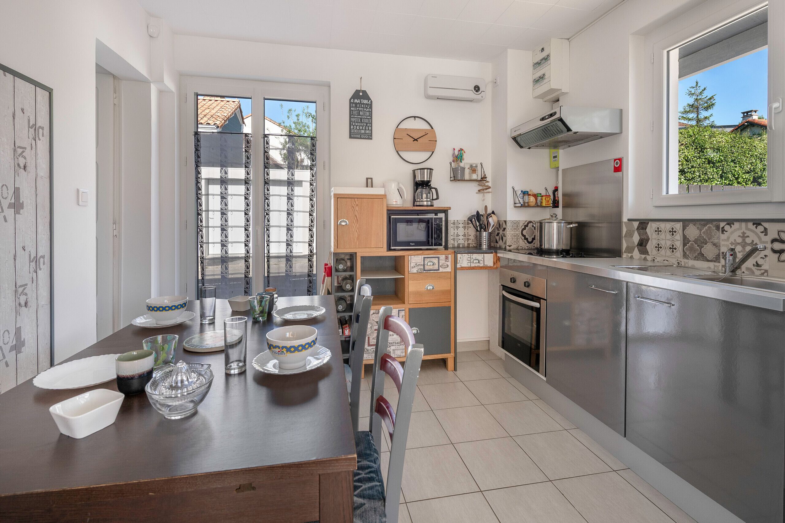 Fridge, microwave, oven, coffee/tea maker