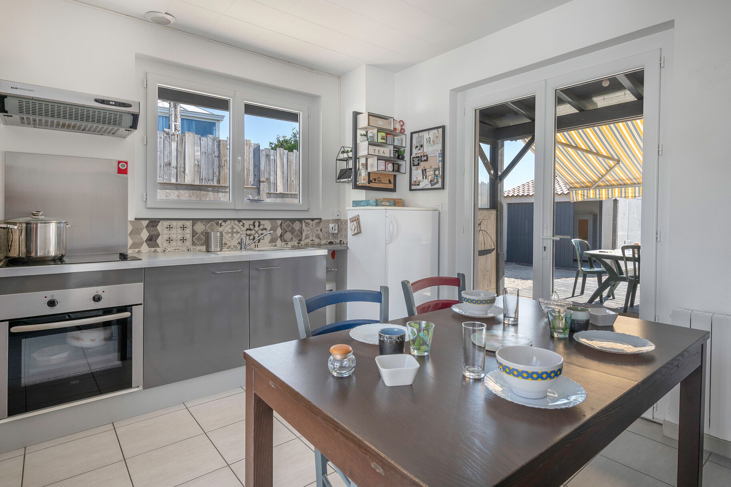 Réfrigérateur, micro-ondes, four, cafetière/bouilloire