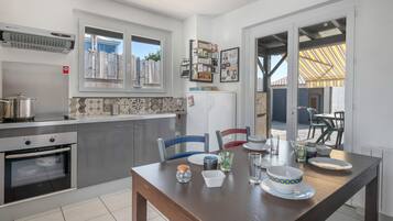 Réfrigérateur, micro-ondes, four, cafetiÚre/bouilloire