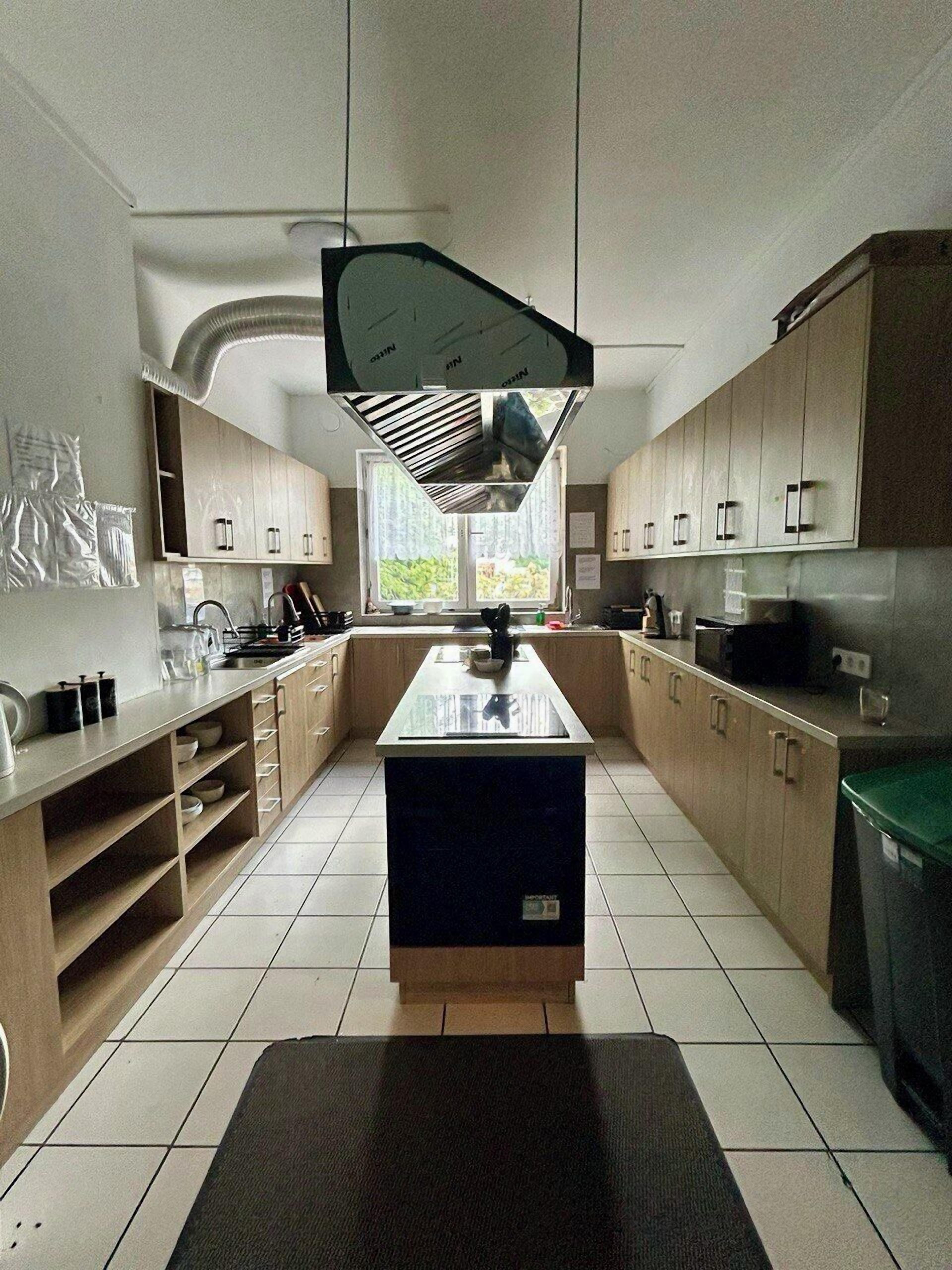 Full-sized fridge, microwave, oven, stovetop