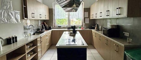 Grand réfrigérateur, micro-ondes, four, plaque de cuisson