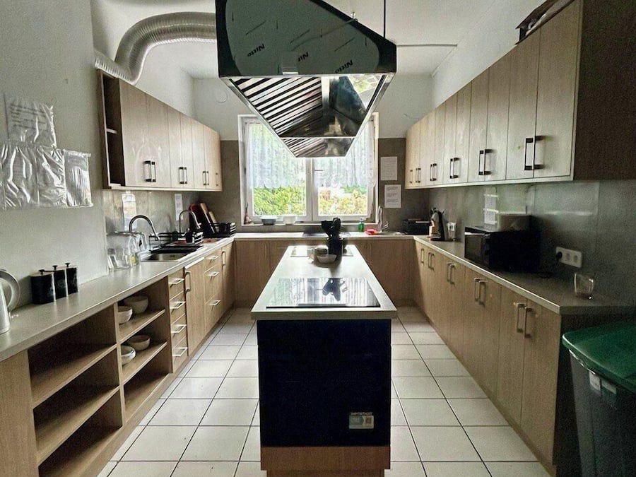 Een koelkast/vriezer, een magnetron, een oven, een kookplaat