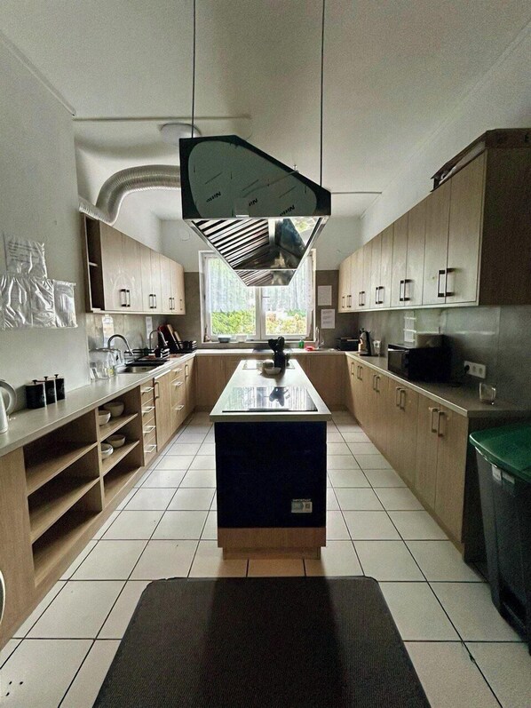 Grand réfrigérateur, micro-ondes, four, plaque de cuisson