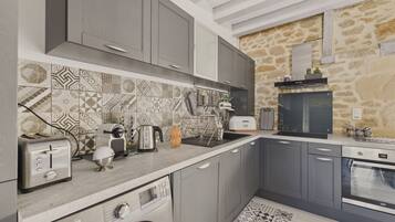 Een koelkast, een oven, een vaatwasser, een koffiezetapparaat/waterkoker