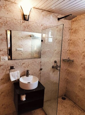 Phòng đôi Superior, quang cảnh thành phố | Phòng tắm | Buồng tắm vòi sen, đồ dùng nhà tắm miễn phí, dép đi trong nhà 