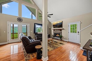 TV connectée, cheminée, jeux vidéo, baby-foot