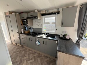 Fridge, microwave, oven, stovetop - Wadden dream cottage - 1st row to the sea - 180 degree view (Westerland)