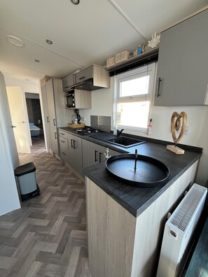 KĂŒhlschrank, Mikrowelle, Ofen, Herdplatte