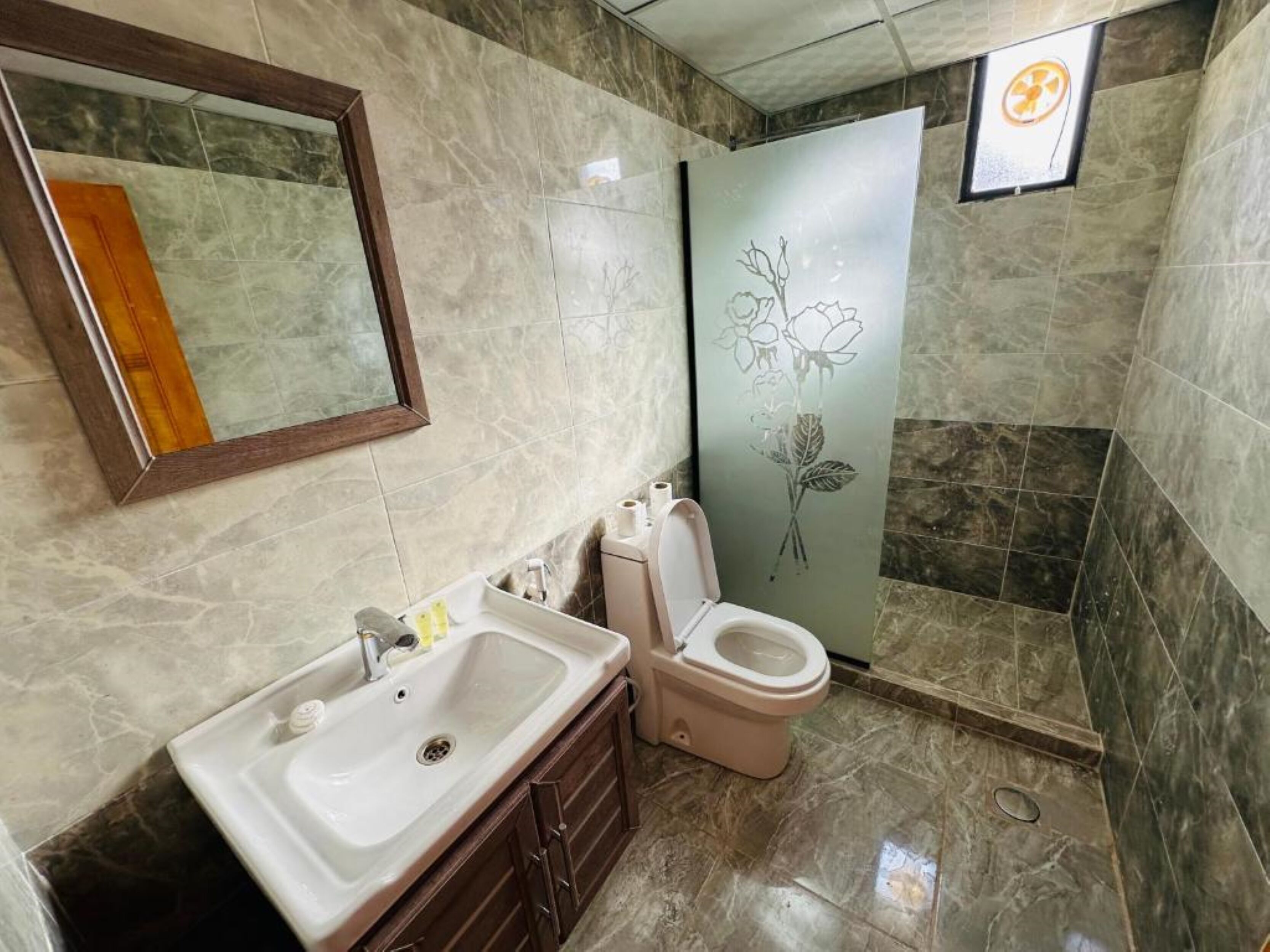 Tina y regadera independientes, bidet, jabón, papel de baño 