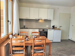Oven, dishwasher, highchair