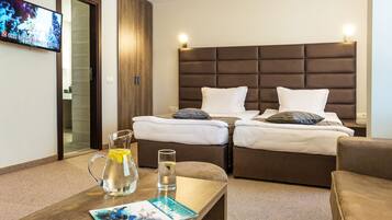 Suite Junior, balcone | Minibar, una cassaforte in camera, ferro/asse da stiro, Wi-Fi gratuito