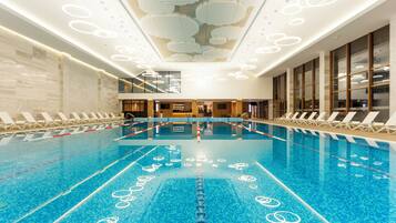 Alberca techada, acceso de 09:00 a 20:00, y camastros