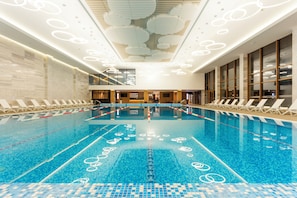 Piscine couverte, accès possible de 09 h 00 à 20 h 00, chaises longues