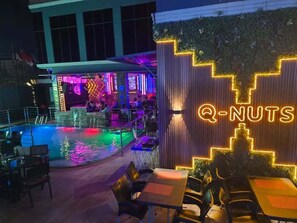 Swim-up bar - Q Nuts Lounge And Suites (Lagos)