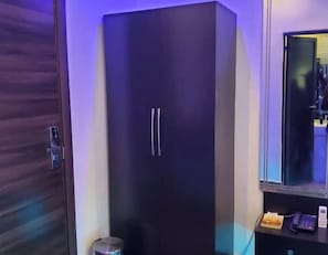 Quarto econômico, sacada, vista para a cidade | Escrivaninha, espaço de trabalho para notebook, cortinas blackout