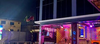 Q Nuts Lounge And Suites