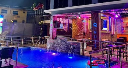 Q Nuts Lounge And Suites