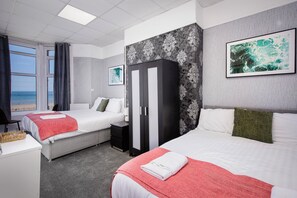 Habitació quàdruple familiar, vistes a la platja | Planxa i posts de planxar 