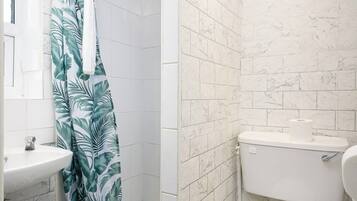 Standard Double Room | Bathroom | Shower, free toiletries, towels, soap