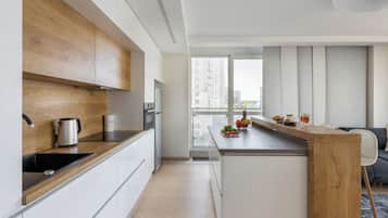 舒適公寓, 露台, 城市景 | 私人廚房 | 電熱水壺、廚房用具/餐具/器皿、紙手巾、餐桌